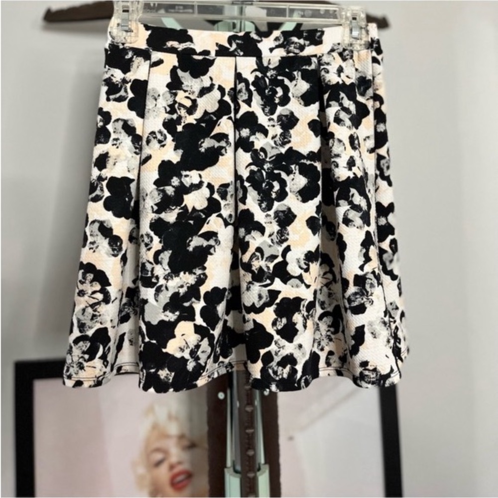 Women’s size small floral skirt in perfect condition